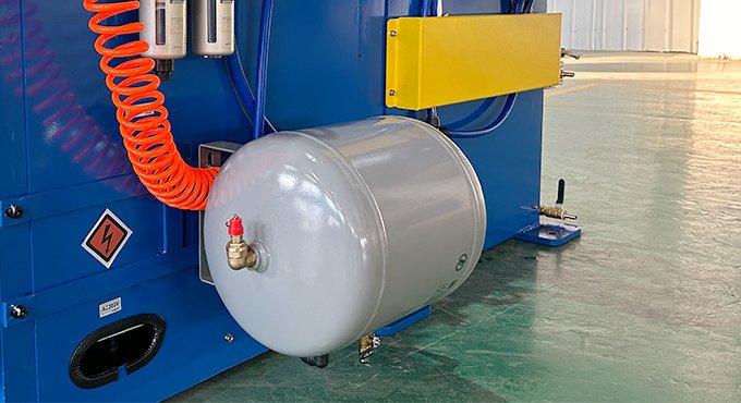 The gas storage tank of the welding machine